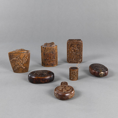 <b>Gruppe von sieben Opiumboxen aus Holz mit geschnitztem Reliefdekor von Gelehrten u. a.</b>