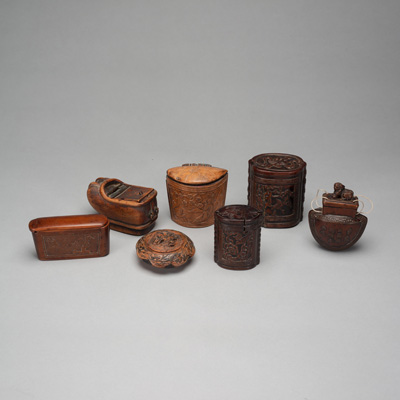 <b>Gruppe von sieben Opiumboxen aus Holz mit versch. Reliefdekoren</b>