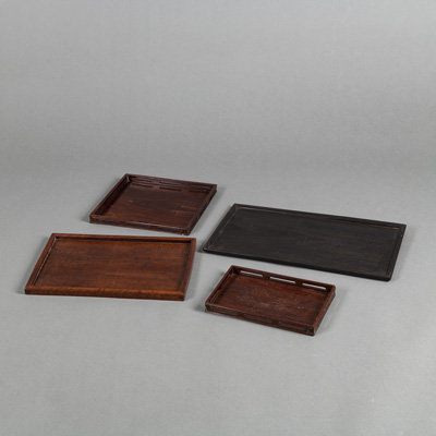 <b>Vier Tabletts aus Holz, u. a. Hongmu</b>