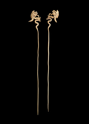 <b>Paar goldene Haarnadeln mit Phönix-Köpfen</b>