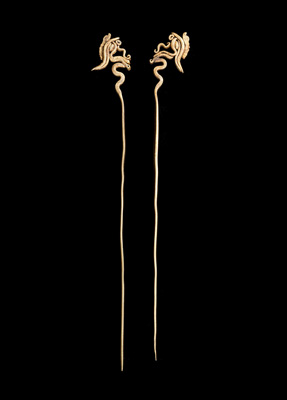 <b>Paar goldene Haarnadeln mit Phönix-Köpfen</b>