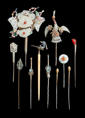 <b>Elf Haarnadeln aus Jade und Glas</b>