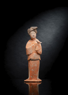 <b>Figur einer stehenden Hofdame mit Vogel aus Irdenware mit kalter Bemalung</b>