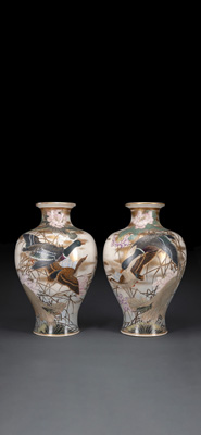 <b>Paar große Satsuma-Vasen mit Dekor von Spatzen und Enten zwischen blühendem Lotus</b>