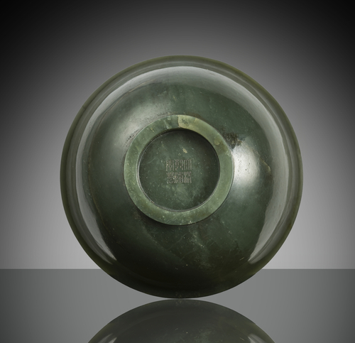 <b>Feine Rundschale aus spinatgrüner Jade</b>