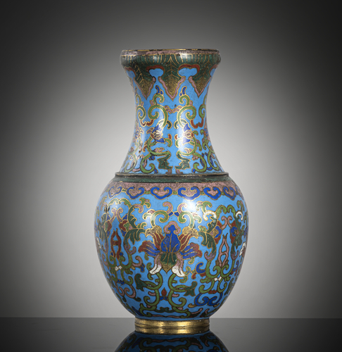 <b>Kleine Cloisonné-Vase mit Lotosdekor</b> <b>Kleine Cloisonné-Vase mit Lotosdekor</b>