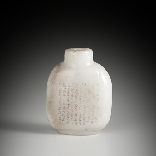 <b>Snuffbottle aus weißem Opakglas mit eingravierter Figurendarstellung und Inschrift</b> <b>Snuffbottle aus weißem Opakglas mit eingravierter Figurendarstellung und Inschrift</b>