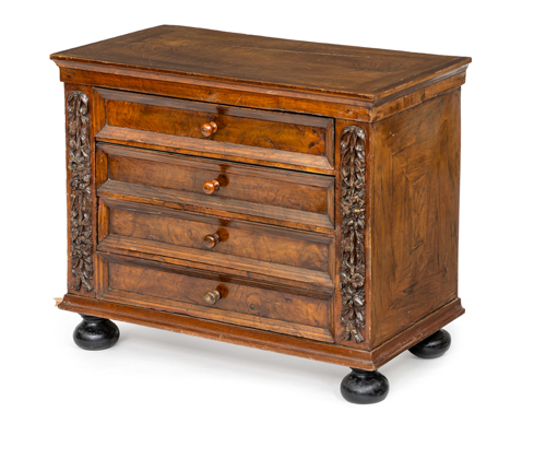 <b>MINIATURKOMMODE</b>