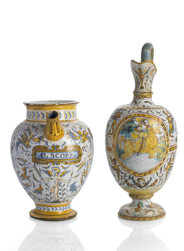 <b>Zwei Majolika-Apothekerkannen</b> <b>Zwei Majolika-Apothekerkannen</b>