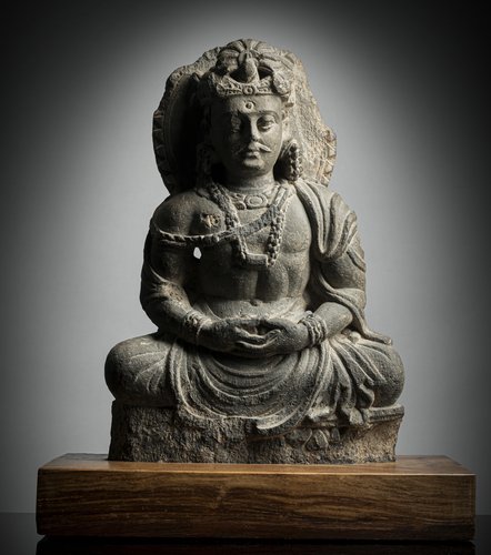 <b>GRAUE SCHIEFERFIGUR EINES BODHISATTVA</b> <b>GRAUE SCHIEFERFIGUR EINES BODHISATTVA</b>