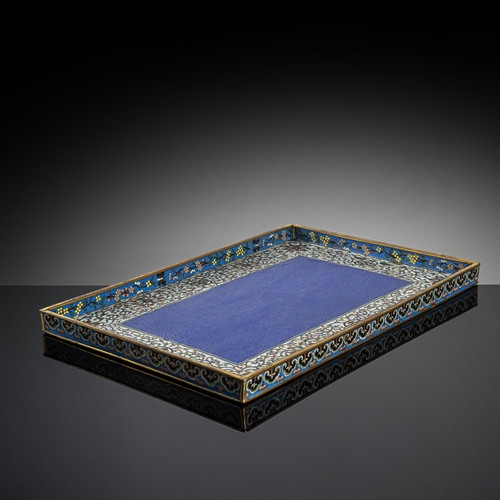 <b>Rechteckiges Cloisonné-Tablett mit Lotus und Shou-Zeichen</b> <b>Rechteckiges Cloisonné-Tablett mit Lotus und Shou-Zeichen</b>