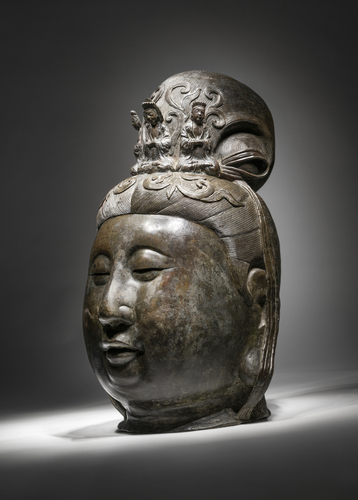 <b>Monumentaler Kopf des Kannon aus Bronze</b> <b>Monumentaler Kopf des Kannon aus Bronze</b>