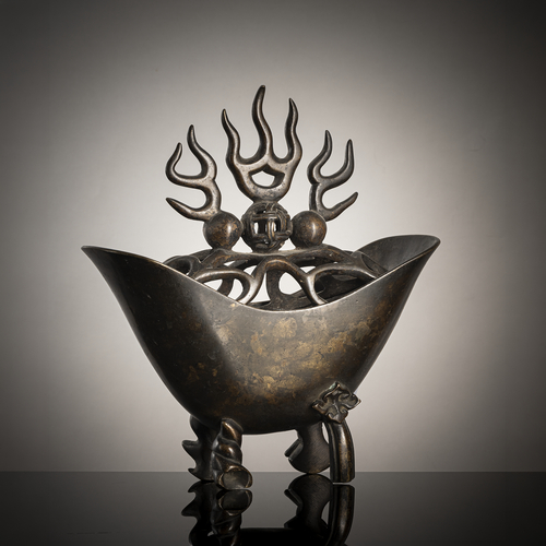 <b>Ungewöhnlicher Weihrauchbrenner aus Bronze mit in Durchbruch gearbeitetem Deckel mit Flammen und Tama</b> <b>Ungewöhnlicher Weihrauchbrenner aus Bronze mit in Durchbruch gearbeitetem Deckel mit Flammen und Tama</b>