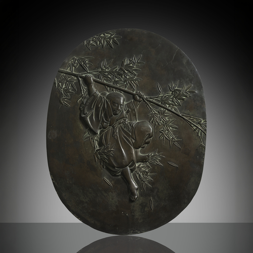 <b>Ovale Reliefplatte aus Bronze mit einem Knaben an einem Bambuszweig ziehend</b> <b>Ovale Reliefplatte aus Bronze mit einem Knaben an einem Bambuszweig ziehend</b>