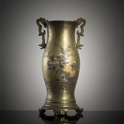 <b>Gebauchte Vase aus Bronze mit tauschiertem und gravierten Dekor von Blüten und Rankwerk</b>