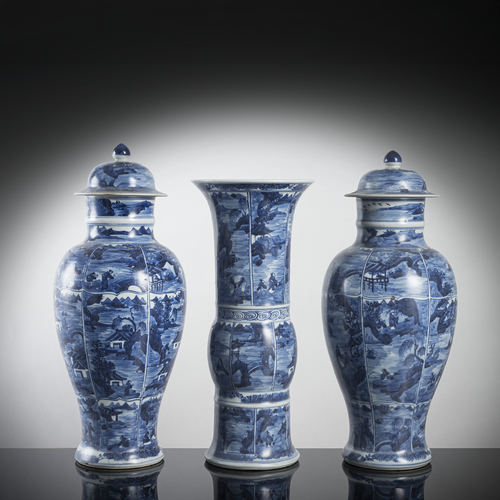 <b>Satz von zwei Deckelvasen und einer 'Gu'-förmigen Vase aus Porzellan mit unterglasurblauem Dekor von Gelehrtenlandschaften</b>