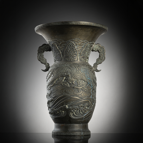 <b>Vase aus Bronze mit Reliefdekor von Drachen und Phoenix</b> <b>Vase aus Bronze mit Reliefdekor von Drachen und Phoenix</b>