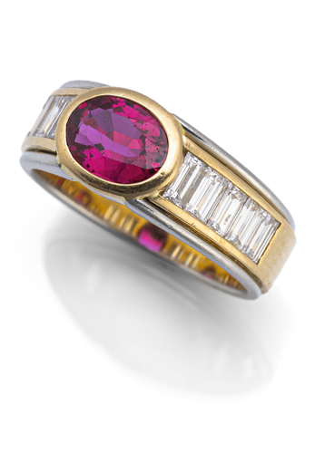<b>Bicolour-Ring mit Rubin & Diamanten</b> <b>Bicolour-Ring mit Rubin & Diamanten</b>