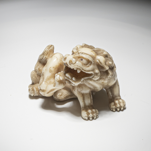 <b>Netsuke aus Elfenbein eines kleinen Shishi</b>