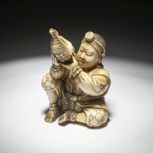 <b>Okimono aus Elfenbein eines sitzenden Yamabushi mit Muschel</b>