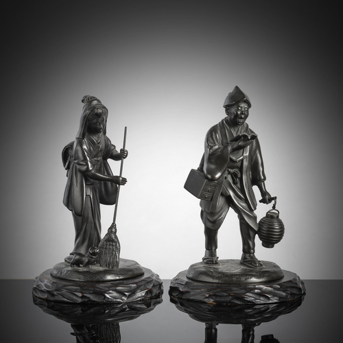 <b>Zwei kleine Okimono aus Bronze: Frau beim Kehren und der junge Kinjirō beim Lernen</b> <b>Zwei kleine Okimono aus Bronze: Frau beim Kehren und der junge Kinjirō beim Lernen</b>