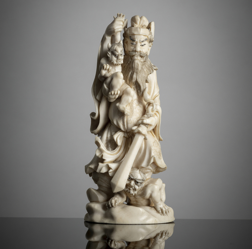 <b>Okimono aus Elfenbein des Shōki mit Oni</b> <b>Okimono aus Elfenbein des Shōki mit Oni</b>