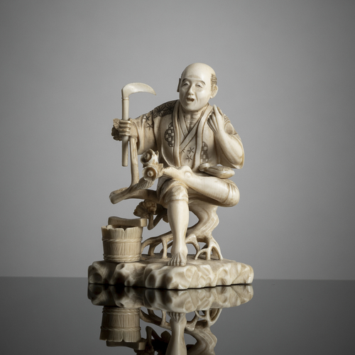 <b>Okimono aus Elfenbein eines Bauers, der auf einem Ast sitzt</b> <b>Okimono aus Elfenbein eines Bauers, der auf einem Ast sitzt</b>