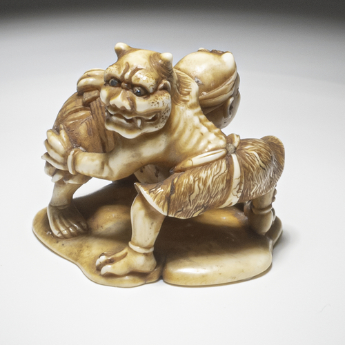 <b>Netsuke auf Elfenbein mit Oni und Mann beim Ringkampf</b>
