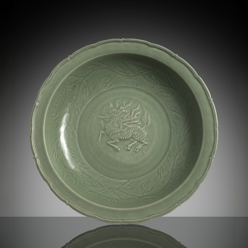 <b>Blütenförmige Rundplatte mit Seladonglasur und Qilin-Relief</b> <b>Blütenförmige Rundplatte mit Seladonglasur und Qilin-Relief</b>