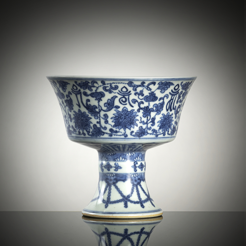 <b>Gefußte Schale aus Porzellan mit unterglasurblauem Lotos- und Lanca-Dekor</b> <b>Gefußte Schale aus Porzellan mit unterglasurblauem Lotos- und Lanca-Dekor</b>