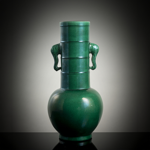 <b>Smaragdgrüne Vase mit Elefantenkopf-Handhaben</b> <b>Smaragdgrüne Vase mit Elefantenkopf-Handhaben</b>