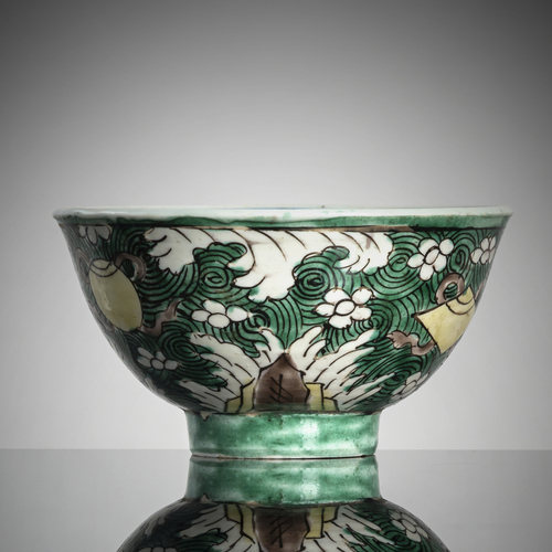 <b>Kleine Schale aus Porzellan mit unterglasurblauem Floraldekor innen und 'Famille verte'-Dekor außen</b> <b>Kleine Schale aus Porzellan mit unterglasurblauem Floraldekor innen und 'Famille verte'-Dekor außen</b>
