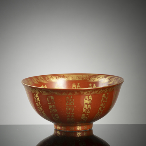 <b>Eisenrot und golden bemalte Porzellanschale mit 'Shuangxi'-Dekor</b> <b>Eisenrot und golden bemalte Porzellanschale mit 'Shuangxi'-Dekor</b>