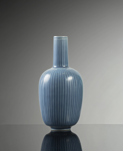 <b>Blau glasierte Enghalsvase aus Porzellan mit geripptem Dekor</b> <b>Blau glasierte Enghalsvase aus Porzellan mit geripptem Dekor</b>