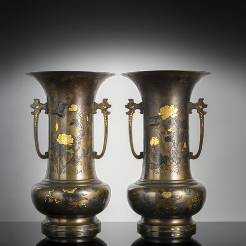 <b>Paar Bronzevasen mit Vogel- und Blumendekor in Gold- und Silbereinlagen und Kupferlegierungen</b> <b>Paar Bronzevasen mit Vogel- und Blumendekor in Gold- und Silbereinlagen und Kupferlegierungen</b>