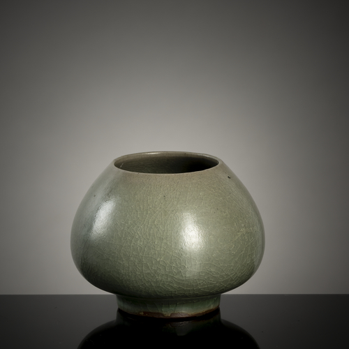 <b>Lotusförmige Longquan-Vase mit craquelierter Seladonglasur</b> <b>Lotusförmige Longquan-Vase mit craquelierter Seladonglasur</b>