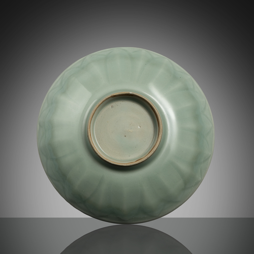 <b>Feiner 'Longquan'-Seladon-Teller mit Lotosdekor</b> <b>Feiner 'Longquan'-Seladon-Teller mit Lotosdekor</b>