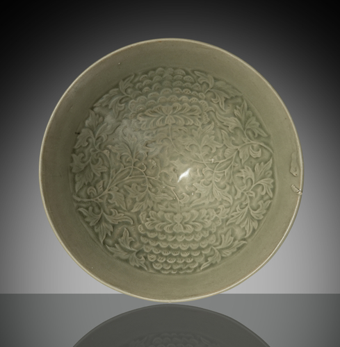 <b>Feine konische Schale aus 'Yaozhou'-Ware mit Floraldekor</b> <b>Feine konische Schale aus 'Yaozhou'-Ware mit Floraldekor</b>