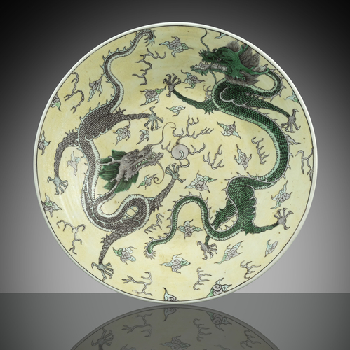 <b>Teller mit Drachendekor in Aubergine und Grün auf gelbem Fond</b> <b>Teller mit Drachendekor in Aubergine und Grün auf gelbem Fond</b>