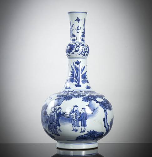 <b>Feine unterglasurblau dekorierte Flaschenvase aus Porzellan mit Romanszene</b>