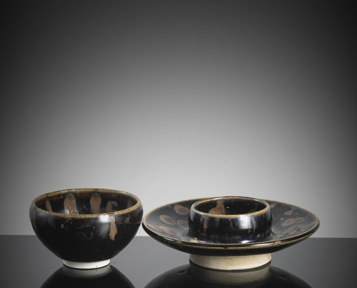 <b>Schwarz glasierte Teeschale mit rostbraunen Flecken auf assoziiertem Sockel</b> <b>Schwarz glasierte Teeschale mit rostbraunen Flecken auf assoziiertem Sockel</b>