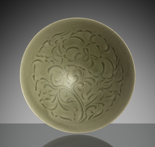 <b>Seladonschale aus 'Yaozhou'-Ware mit feinem, geritzten Lotosdekor</b> <b>Seladonschale aus 'Yaozhou'-Ware mit feinem, geritzten Lotosdekor</b>