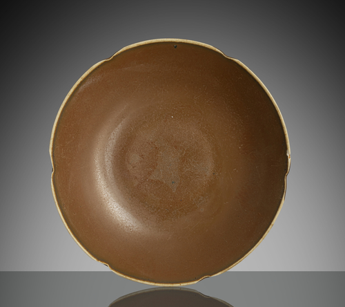 <b>Seltenes Schälchen aus 'Ding'-Ware mit Persimonenglasur</b> <b>Seltenes Schälchen aus 'Ding'-Ware mit Persimonenglasur</b>