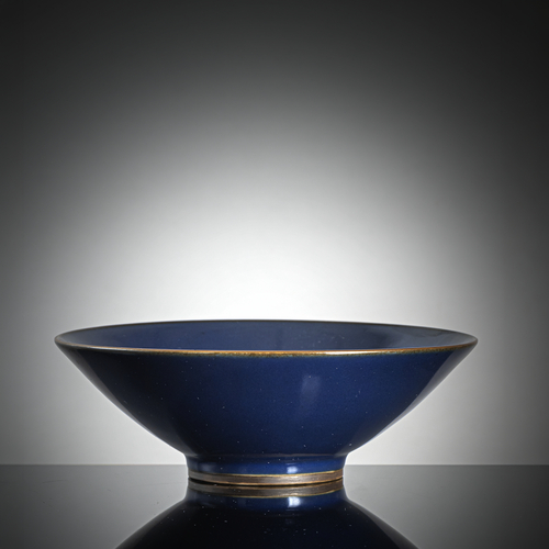 <b>Konische blau glasierte Schale aus Porzellan aus der Sammlung Carl Kempe</b> <b>Konische blau glasierte Schale aus Porzellan aus der Sammlung Carl Kempe</b>