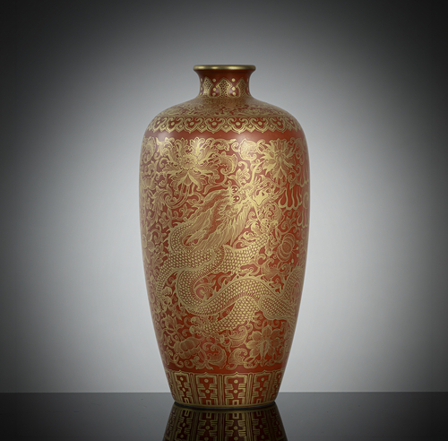 <b>Eisenrote Vase aus Porzellan mit Drachendekor in Goldmalerei</b> <b>Eisenrote Vase aus Porzellan mit Drachendekor in Goldmalerei</b>