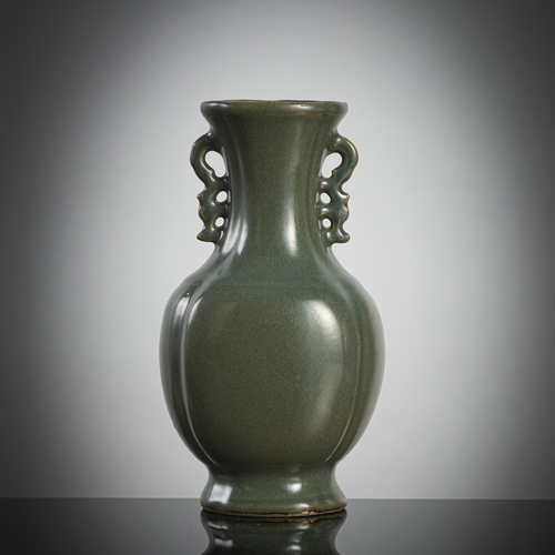 <b>Vierpassige 'Teadust'-Vase aus Porzellan mit seitlichen Handhaben</b> <b>Vierpassige 'Teadust'-Vase aus Porzellan mit seitlichen Handhaben</b>