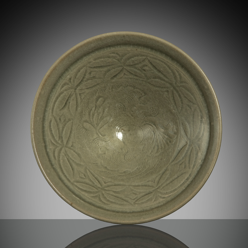 <b>Konische Schale aus 'Yaozhou'-Ware mit geritztem Dekor</b> <b>Konische Schale aus 'Yaozhou'-Ware mit geritztem Dekor</b>