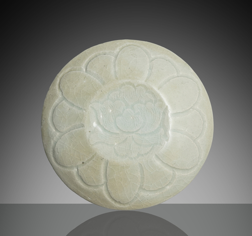 <b>Kosmetik-Deckeldose aus 'Qingbai'-Ware mit Päoniendekor</b> <b>Kosmetik-Deckeldose aus 'Qingbai'-Ware mit Päoniendekor</b>