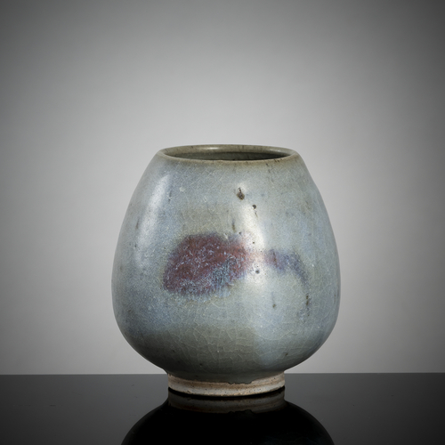 <b>Lotusförmige Vase mit Jun-Glasur und violetten Flecken</b> <b>Lotusförmige Vase mit Jun-Glasur und violetten Flecken</b>