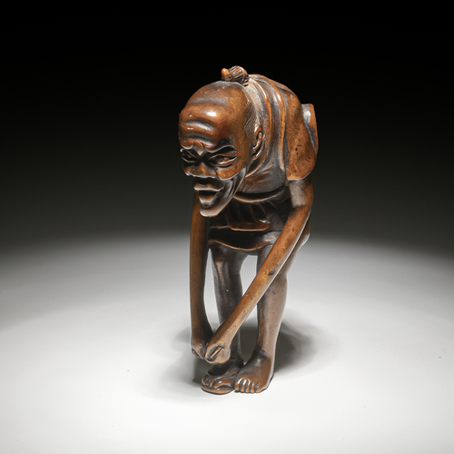 <b>Netsuke eines alten Mannes sich bückend um seine Sandale anzuziehen</b> <b>Netsuke eines alten Mannes sich bückend um seine Sandale anzuziehen</b>